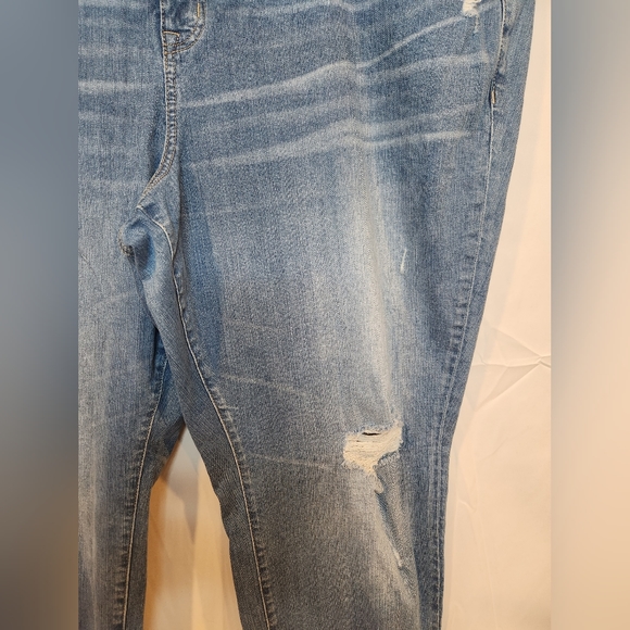 Torrid Boyfriend Straight Light Wash Distressed Zip Fly Jeans Size 28 Regular - Picture 5 of 5